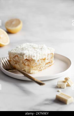 Weißer Schokoladen-Zitronenkuchen auf Marmoroberfläche Stockfoto