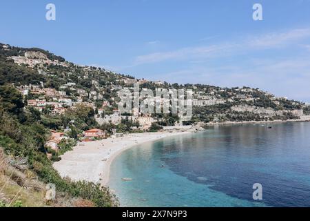 Roquebrune, Frankreich - 14. Mai 2023: Blick auf den Strand und die Gemeinde Roquebrune Cap Martin an der französischen Riviera Stockfoto