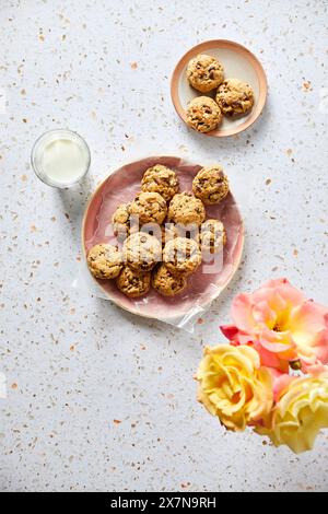 Haferbrei-Kekse auf einem rosa Teller Stockfoto