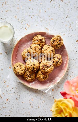 Haferbrei-Kekse auf einem rosa Teller Stockfoto