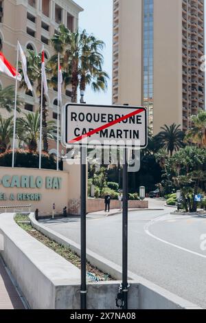 Monaco, Monaco - 14. Mai 2023: Die Grenze des Fürstentums Monaco, wie das durchgestrichene Zeichen Roquebrune Cap Martin zeigt Stockfoto