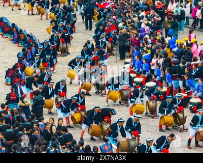 Peking, China. Februar 2024. Ein am 23. Februar 2024 aufgenommenes Luftdrohnenfoto zeigt Anwohner, die Trommeln schlagen, um Gäste im Nandan County, der südchinesischen Autonomen Region Guangxi Zhuang, willkommen zu heißen. Quelle: Liu Zheng/Xinhua/Alamy Live News Stockfoto