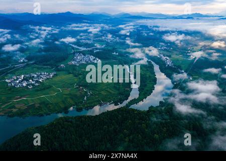 Peking, China. Mai 2024. Ein Luftbild der Drohne, aufgenommen am 13. April 2023, zeigt die Landschaft der Mondbucht in Wuyuan, der ostchinesischen Provinz Jiangxi. Quelle: Xinhua/Alamy Live News Stockfoto