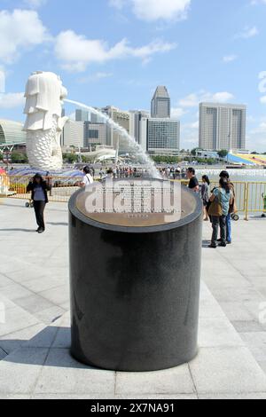 Merlion Park, Singapur - 31. Dezember 2011 : die Statuen und Denkmäler des Merlion Parks in Singapur sind vor dem neuen Jahr voller Besucher Stockfoto