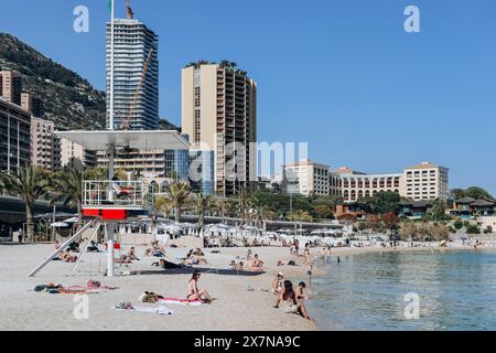 Monaco, Monaco - 14. Mai 2023 : Strand in Monaco an einem sonnigen Wochenende Stockfoto