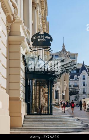 Monaco, Monaco - 14. Mai 2023: Die Fassade des berühmten Kasinos Monte Carlo in Monaco Stockfoto