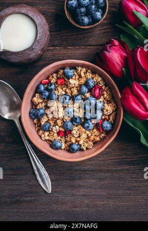 Müsli mit Kirschen und Heidelbeeren in einer Keramikschale Stockfoto