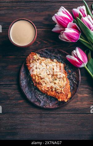 Croissant und Heidelbeeren auf einer Keramikplatte Stockfoto