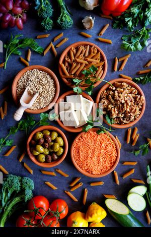Pflanzliche Vollnahrungsrohstoffe einschließlich Obst, Gemüse, Körner, Hülsenfrüchte, Tofu und Nüsse. Stockfoto