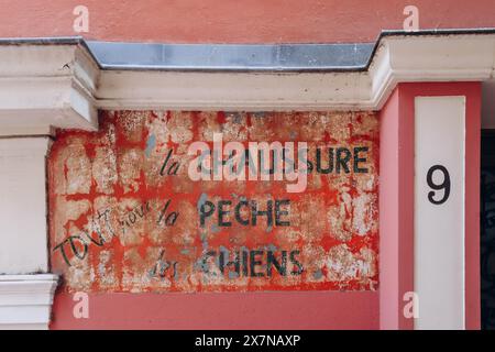 Monaco, Monaco - 14. Mai 2023: Das alte Ladenschild, erhalten in Monaco Stockfoto