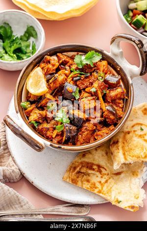 Ein Auberginen-Bhaji, traditionelle indische Küche mit Beilagen Stockfoto