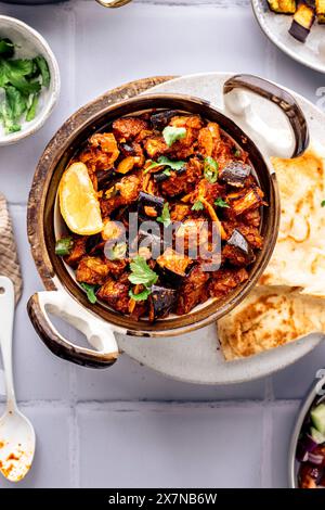 Ein Auberginen-Bhaji, traditionelle indische Küche mit Beilagen Stockfoto