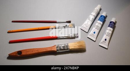 Set mit 2 Pinseln und 3 Aquarellfarben Stockfoto