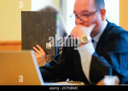 Ludwigshafen, Deutschland. Mai 2024. Die Angeklagte sitzt neben ihrem Anwalt Thomas Dominkovic im Gerichtssaal des Amtsgerichts. Nach der Freilassung eines Häftlings aus dem Mannheimer Gefängnis (JVA) während eines Arztbesuchs müssen sich am Dienstag (9,00 Uhr) zwei mutmaßliche Fluchthelfer vor dem Amtsgericht Ludwigshafen verantworten. Hinweis: Uwe Anspach/dpa - ACHTUNG: Person(en) wurde/wurden aus rechtlichen Gründen pixeliert/dpa/Alamy Live News Stockfoto