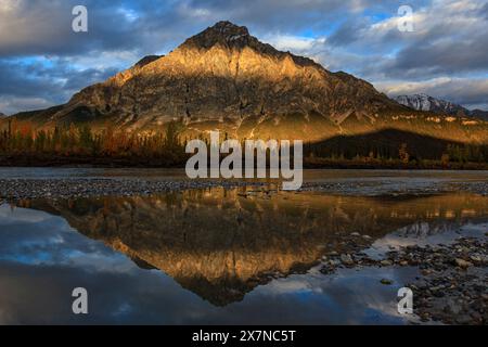 Abendlicht, Reflexion des steilen Berges im Wasser, Brooks Range, Dalton Highway, Alaska, USA Stockfoto