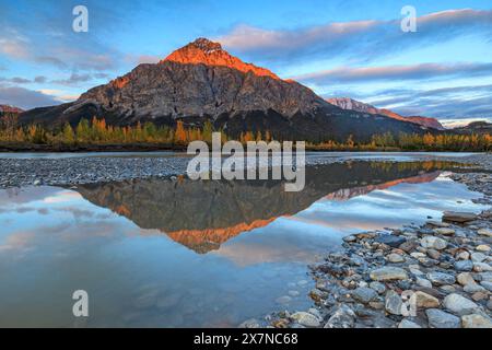 Abendlicht, Reflexion des steilen Berges im Wasser, Brooks Range, Dalton Highway, Alaska, USA Stockfoto
