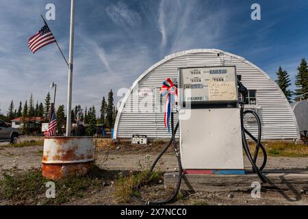 Alte und einfache Tankstelle in der Wildnis, Pumpe, Denali Highway, Alaska, USA Stockfoto