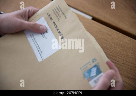Bischberg Landkreis Bamberg, Deutschland 20. Mai 2024: Themenbilder - Symbolbilder - Wahl - 2024 eine Person hat die aktuellen Wahlunterlagen zur Europawahl 2024 als Briefwahlunterlagen zur Hand. Die Wahl findet am 9. Juni 2024 statt. Bayern *** Bezirk Bischberg Bamberg 20. Mai 2024 Themenbilder Symbolbilder Wahl 2024 Eine Person hat die aktuellen Wahldokumente zur Europawahl 2024 als Briefwahldokumente in der Hand die Wahl findet am 9. Juni 2024 statt Bayern Copyright: XFotostandx/XK.xSchmittx Stockfoto