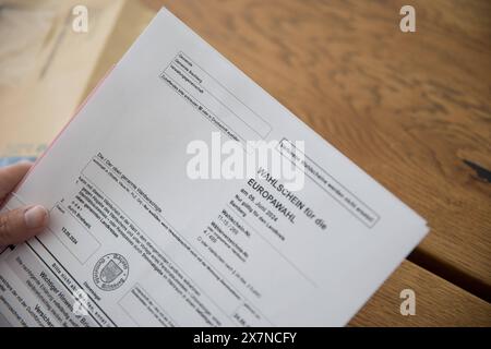 Bischberg Landkreis Bamberg, Deutschland 20. Mai 2024: Themenbilder - Symbolbilder - Wahl - 2024 eine Person hat die aktuellen Wahlunterlagen zur Europawahl 2024 als Briefwahlunterlagen zur Hand. Die Wahl findet am 9. Juni 2024 statt. Bayern *** Bezirk Bischberg Bamberg 20. Mai 2024 Themenbilder Symbolbilder Wahl 2024 Eine Person hat die aktuellen Wahldokumente zur Europawahl 2024 als Briefwahldokumente in der Hand die Wahl findet am 9. Juni 2024 statt Bayern Copyright: XFotostandx/XK.xSchmittx Stockfoto