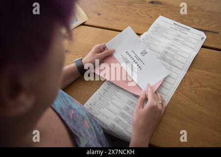 Bischberg Landkreis Bamberg, Deutschland 20. Mai 2024: Themenbilder - Symbolbilder - Wahl - 2024 eine Person hat die aktuellen Wahlunterlagen zur Europawahl 2024 als Briefwahlunterlagen zur Hand. Die Wahl findet am 9. Juni 2024 statt. Bayern *** Bezirk Bischberg Bamberg 20. Mai 2024 Themenbilder Symbolbilder Wahl 2024 Eine Person hat die aktuellen Wahldokumente zur Europawahl 2024 als Briefwahldokumente in der Hand die Wahl findet am 9. Juni 2024 Bayern Copyright: XFotostandx/XK.xSchmittx statt Stockfoto