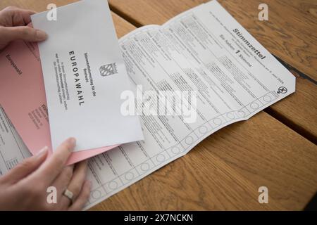 Bischberg Landkreis Bamberg, Deutschland 20. Mai 2024: Themenbilder - Symbolbilder - Wahl - 2024 eine Person hat die aktuellen Wahlunterlagen zur Europawahl 2024 als Briefwahlunterlagen zur Hand. Die Wahl findet am 9. Juni 2024 statt. Bayern *** Bezirk Bischberg Bamberg 20. Mai 2024 Themenbilder Symbolbilder Wahl 2024 Eine Person hat die aktuellen Wahldokumente zur Europawahl 2024 als Briefwahldokumente in der Hand die Wahl findet am 9. Juni 2024 Bayern Copyright: XFotostandx/XK.xSchmittx statt Stockfoto