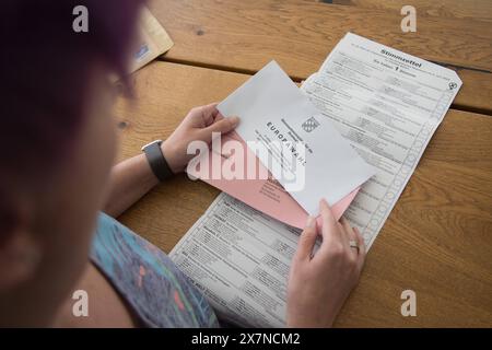 Bischberg Landkreis Bamberg, Deutschland 20. Mai 2024: Themenbilder - Symbolbilder - Wahl - 2024 eine Person hat die aktuellen Wahlunterlagen zur Europawahl 2024 als Briefwahlunterlagen zur Hand. Die Wahl findet am 9. Juni 2024 statt. Bayern *** Bezirk Bischberg Bamberg 20. Mai 2024 Themenbilder Symbolbilder Wahl 2024 Eine Person hat die aktuellen Wahldokumente zur Europawahl 2024 als Briefwahldokumente in der Hand die Wahl findet am 9. Juni 2024 Bayern Copyright: XFotostandx/XK.xSchmittx statt Stockfoto