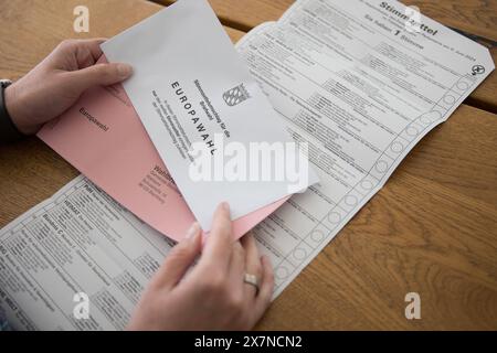 Bischberg Landkreis Bamberg, Deutschland 20. Mai 2024: Themenbilder - Symbolbilder - Wahl - 2024 eine Person hat die aktuellen Wahlunterlagen zur Europawahl 2024 als Briefwahlunterlagen zur Hand. Die Wahl findet am 9. Juni 2024 statt. Bayern *** Bezirk Bischberg Bamberg 20. Mai 2024 Themenbilder Symbolbilder Wahl 2024 Eine Person hat die aktuellen Wahldokumente zur Europawahl 2024 als Briefwahldokumente in der Hand die Wahl findet am 9. Juni 2024 Bayern Copyright: XFotostandx/XK.xSchmittx statt Stockfoto