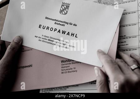 Bischberg Landkreis Bamberg, Deutschland 20. Mai 2024: Themenbilder - Symbolbilder - Wahl - 2024 eine Person hat die aktuellen Wahlunterlagen zur Europawahl 2024 als Briefwahlunterlagen zur Hand. Die Wahl findet am 9. Juni 2024 statt. Bayern *** Bezirk Bischberg Bamberg 20. Mai 2024 Themenbilder Symbolbilder Wahl 2024 Eine Person hat die aktuellen Wahldokumente zur Europawahl 2024 als Briefwahldokumente in der Hand die Wahl findet am 9. Juni 2024 Bayern Copyright: XFotostandx/XK.xSchmittx statt Stockfoto