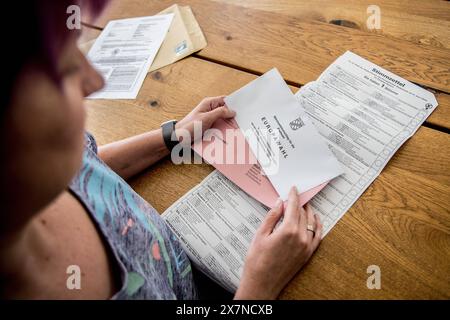 Bischberg Landkreis Bamberg, Deutschland 20. Mai 2024: Themenbilder - Symbolbilder - Wahl - 2024 eine Person hat die aktuellen Wahlunterlagen zur Europawahl 2024 als Briefwahlunterlagen zur Hand. Die Wahl findet am 9. Juni 2024 statt. Bayern *** Bezirk Bischberg Bamberg 20. Mai 2024 Themenbilder Symbolbilder Wahl 2024 Eine Person hat die aktuellen Wahldokumente zur Europawahl 2024 als Briefwahldokumente in der Hand die Wahl findet am 9. Juni 2024 Bayern Copyright: XFotostandx/XK.xSchmittx statt Stockfoto
