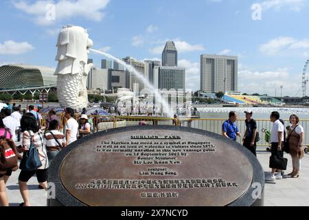 Merlion Park, Singapur - 31. Dezember 2011 : die Statuen und Denkmäler des Merlion Parks in Singapur sind vor dem neuen Jahr voller Besucher Stockfoto