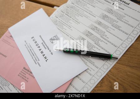 Bischberg Landkreis Bamberg, Deutschland 20. Mai 2024: Themenbilder - Symbolbilder - Wahl - 2024 eine Person hat die aktuellen Wahlunterlagen zur Europawahl 2024 als Briefwahlunterlagen zur Hand. Die Wahl findet am 9. Juni 2024 statt. Bayern *** Bezirk Bischberg Bamberg 20. Mai 2024 Themenbilder Symbolbilder Wahl 2024 Eine Person hat die aktuellen Wahldokumente zur Europawahl 2024 als Briefwahldokumente in der Hand die Wahl findet am 9. Juni 2024 Bayern Copyright: XFotostandx/XK.xSchmittx statt Stockfoto