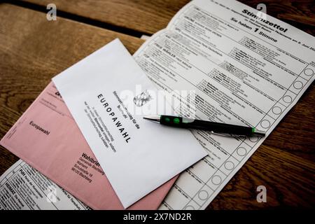 Bischberg Landkreis Bamberg, Deutschland 20. Mai 2024: Themenbilder - Symbolbilder - Wahl - 2024 eine Person hat die aktuellen Wahlunterlagen zur Europawahl 2024 als Briefwahlunterlagen zur Hand. Die Wahl findet am 9. Juni 2024 statt. Bayern *** Bezirk Bischberg Bamberg 20. Mai 2024 Themenbilder Symbolbilder Wahl 2024 Eine Person hat die aktuellen Wahldokumente zur Europawahl 2024 als Briefwahldokumente in der Hand die Wahl findet am 9. Juni 2024 Bayern Copyright: XFotostandx/XK.xSchmittx statt Stockfoto