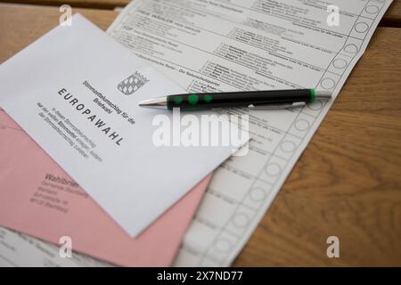Bischberg Landkreis Bamberg, Deutschland 20. Mai 2024: Themenbilder - Symbolbilder - Wahl - 2024 eine Person hat die aktuellen Wahlunterlagen zur Europawahl 2024 als Briefwahlunterlagen zur Hand. Die Wahl findet am 9. Juni 2024 statt. Bayern *** Bezirk Bischberg Bamberg 20. Mai 2024 Themenbilder Symbolbilder Wahl 2024 Eine Person hat die aktuellen Wahldokumente zur Europawahl 2024 als Briefwahldokumente in der Hand die Wahl findet am 9. Juni 2024 Bayern Copyright: XFotostandx/XK.xSchmittx statt Stockfoto
