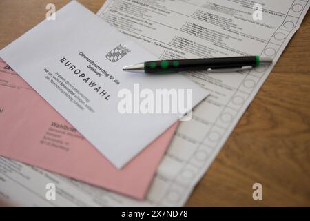 Bischberg Landkreis Bamberg, Deutschland 20. Mai 2024: Themenbilder - Symbolbilder - Wahl - 2024 eine Person hat die aktuellen Wahlunterlagen zur Europawahl 2024 als Briefwahlunterlagen zur Hand. Die Wahl findet am 9. Juni 2024 statt. Bayern *** Bezirk Bischberg Bamberg 20. Mai 2024 Themenbilder Symbolbilder Wahl 2024 Eine Person hat die aktuellen Wahldokumente zur Europawahl 2024 als Briefwahldokumente in der Hand die Wahl findet am 9. Juni 2024 Bayern Copyright: XFotostandx/XK.xSchmittx statt Stockfoto