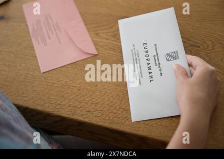 Bischberg Landkreis Bamberg, Deutschland 20. Mai 2024: Themenbilder - Symbolbilder - Wahl - 2024 eine Person hat die aktuellen Wahlunterlagen zur Europawahl 2024 als Briefwahlunterlagen zur Hand. Die Wahl findet am 9. Juni 2024 statt. Bayern *** Bezirk Bischberg Bamberg 20. Mai 2024 Themenbilder Symbolbilder Wahl 2024 Eine Person hat die aktuellen Wahldokumente zur Europawahl 2024 als Briefwahldokumente in der Hand die Wahl findet am 9. Juni 2024 Bayern Copyright: XFotostandx/XK.xSchmittx statt Stockfoto