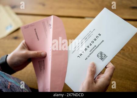 Bischberg Landkreis Bamberg, Deutschland 20. Mai 2024: Themenbilder - Symbolbilder - Wahl - 2024 eine Person hat die aktuellen Wahlunterlagen zur Europawahl 2024 als Briefwahlunterlagen zur Hand. Die Wahl findet am 9. Juni 2024 statt. Bayern *** Bezirk Bischberg Bamberg 20. Mai 2024 Themenbilder Symbolbilder Wahl 2024 Eine Person hat die aktuellen Wahldokumente zur Europawahl 2024 als Briefwahldokumente in der Hand die Wahl findet am 9. Juni 2024 Bayern Copyright: XFotostandx/XK.xSchmittx statt Stockfoto