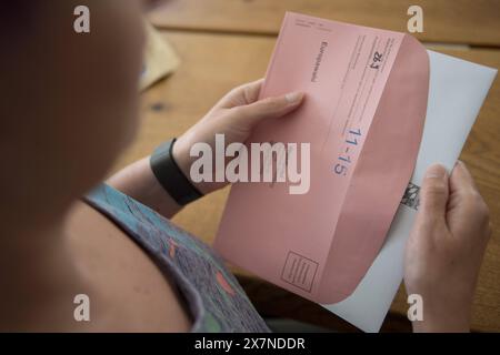 Bischberg Landkreis Bamberg, Deutschland 20. Mai 2024: Themenbilder - Symbolbilder - Wahl - 2024 eine Person hat die aktuellen Wahlunterlagen zur Europawahl 2024 als Briefwahlunterlagen zur Hand. Die Wahl findet am 9. Juni 2024 statt. Bayern *** Bezirk Bischberg Bamberg 20. Mai 2024 Themenbilder Symbolbilder Wahl 2024 Eine Person hat die aktuellen Wahldokumente zur Europawahl 2024 als Briefwahldokumente in der Hand die Wahl findet am 9. Juni 2024 Bayern Copyright: XFotostandx/XK.xSchmittx statt Stockfoto