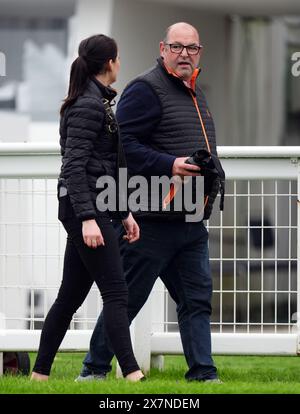 Trainer Roger Teal (rechts) auf der Epsom Downs Racecourse, Surrey, vor dem Betfred Derby Festival ab dem 31. Mai. Bilddatum: Dienstag, 21. Mai 2024. Stockfoto