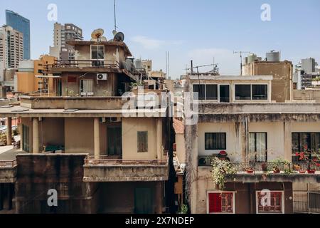 Blick auf das Achrafieh-Viertel in Beirut von der Terrasse eines hohen Gebäudes Stockfoto