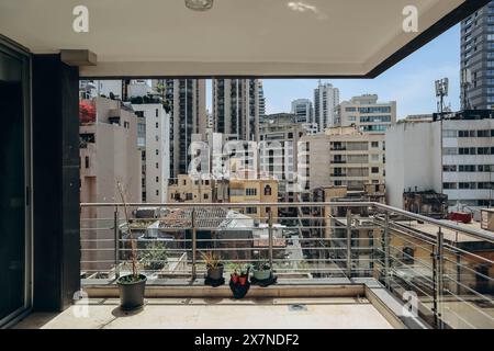 Blick auf das Achrafieh-Viertel in Beirut von der Terrasse eines hohen Gebäudes Stockfoto