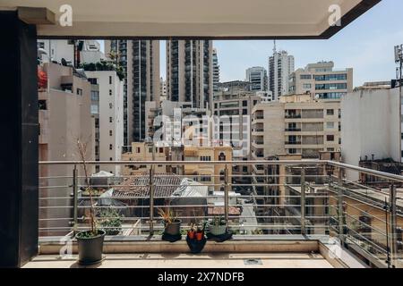 Blick auf das Achrafieh-Viertel in Beirut von der Terrasse eines hohen Gebäudes Stockfoto