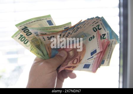 Bamberg, Deutschland 20. Mai 2024: Themenbilder - Symbolbilder - Geld - 2024 eine Person hält mehrere tausend Euro in Bargeld in der Hand. Die Geldscheine haben die Währung Euro und sind von unterschiedlichem Geldwert, darunter 5 â, 10 â, 50â und 100â. Bayern *** Bamberg, Deutschland 20. Mai 2024 Themenbilder Symbolbilder Geld 2024 Eine Person hält mehrere tausend Euro Bargeld in der Hand die Banknoten sind in Euro und haben verschiedene Stückelungen, darunter â5, â10, â50 und â100 Bayern Copyright: XFotostandx/XK.xSchmittx Stockfoto