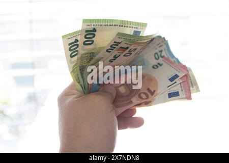 Bamberg, Deutschland 20. Mai 2024: Themenbilder - Symbolbilder - Geld - 2024 eine Person hält mehrere tausend Euro in Bargeld in der Hand. Die Geldscheine haben die Währung Euro und sind von unterschiedlichem Geldwert, darunter 5 â, 10 â, 50â und 100â. Bayern *** Bamberg, Deutschland 20. Mai 2024 Themenbilder Symbolbilder Geld 2024 Eine Person hält mehrere tausend Euro Bargeld in der Hand die Banknoten sind in Euro und haben verschiedene Stückelungen, darunter â5, â10, â50 und â100 Bayern Copyright: XFotostandx/XK.xSchmittx Stockfoto