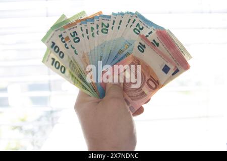 Bamberg, Deutschland 20. Mai 2024: Themenbilder - Symbolbilder - Geld - 2024 eine Person hält mehrere tausend Euro in Bargeld in der Hand. Die Geldscheine haben die Währung Euro und sind von unterschiedlichem Geldwert, darunter 5 â, 10 â, 50â und 100â. Bayern *** Bamberg, Deutschland 20. Mai 2024 Themenbilder Symbolbilder Geld 2024 Eine Person hält mehrere tausend Euro Bargeld in der Hand die Banknoten sind in Euro und haben verschiedene Stückelungen, darunter â5, â10, â50 und â100 Bayern Copyright: XFotostandx/XK.xSchmittx Stockfoto
