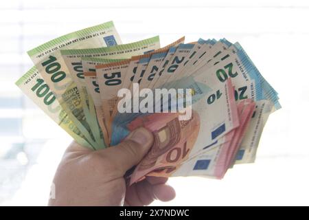 Bamberg, Deutschland 20. Mai 2024: Themenbilder - Symbolbilder - Geld - 2024 eine Person hält mehrere tausend Euro in Bargeld in der Hand. Die Geldscheine haben die Währung Euro und sind von unterschiedlichem Geldwert, darunter 5 â, 10 â, 50â und 100â. Bayern *** Bamberg, Deutschland 20. Mai 2024 Themenbilder Symbolbilder Geld 2024 Eine Person hält mehrere tausend Euro Bargeld in der Hand die Banknoten sind in Euro und haben verschiedene Stückelungen, darunter â5, â10, â50 und â100 Bayern Copyright: XFotostandx/XK.xSchmittx Stockfoto
