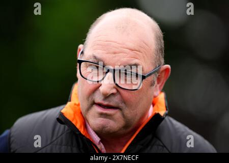 Trainer Roger Teal (rechts) auf der Epsom Downs Racecourse, Surrey, vor dem Betfred Derby Festival ab dem 31. Mai. Bilddatum: Dienstag, 21. Mai 2024. Stockfoto