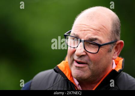 Trainer Roger Teal (rechts) auf der Epsom Downs Racecourse, Surrey, vor dem Betfred Derby Festival ab dem 31. Mai. Bilddatum: Dienstag, 21. Mai 2024. Stockfoto