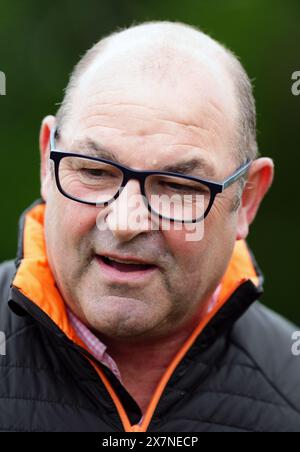 Trainer Roger Teal (rechts) auf der Epsom Downs Racecourse, Surrey, vor dem Betfred Derby Festival ab dem 31. Mai. Bilddatum: Dienstag, 21. Mai 2024. Stockfoto