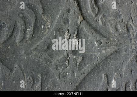 Gold mit Schnitzereien auf der alten Ikone. Restaurierung der Ikone, Goldrestaurierung, alte Ikone, alte Malerei, Restaurierung. Konservierung von Gemälden Stockfoto