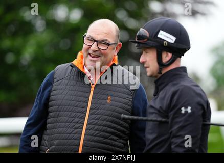 Trainer Roger Teal (links) auf der Epsom Downs Racecourse, Surrey, vor dem Betfred Derby Festival ab dem 31. Mai. Bilddatum: Dienstag, 21. Mai 2024. Stockfoto